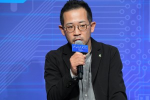 映画『AWAKE』完成報告会見に登場した山田篤宏監督