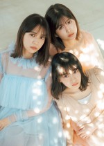 『週刊ヤングジャンプ』2号の表紙、巻頭＆センターグラビアに登場する櫻坂46の（左から時計回り）小林由依、渡邉理佐、森田ひかる