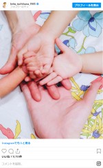 家族5人で手を重ねた写真を公開　※「橘慶太」インスタグラム