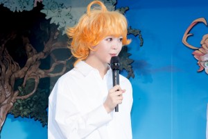 「連載完結記念 約束のネバーランド展」オープニングセレモニーに登場した藤田ニコル