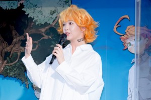 「連載完結記念 約束のネバーランド展」オープニングセレモニーに登場した藤田ニコル