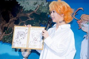 「連載完結記念 約束のネバーランド展」オープニングセレモニーに登場した藤田ニコル