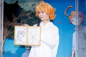 「連載完結記念 約束のネバーランド展」オープニングセレモニーに登場した藤田ニコル