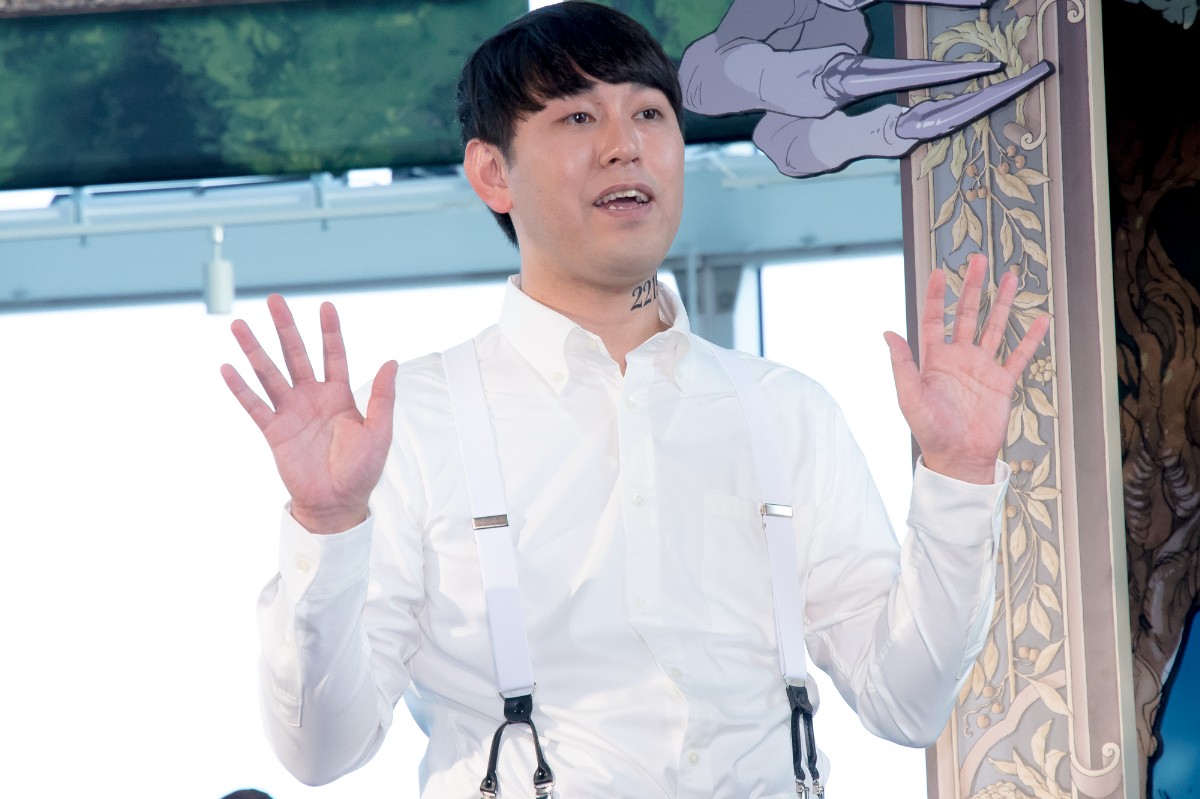藤田ニコル、“約ネバ”エマのコスプレで登場　クリスマスの“約束”を明かす