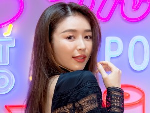 ビューティフォトブック『かぢボディ。』を発売する加治ひとみ