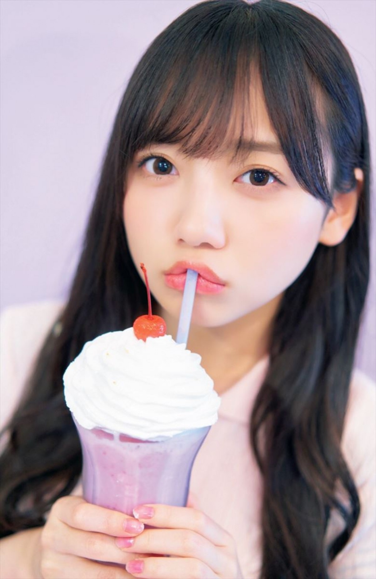 日向坂46・齊藤京子、カフェでまったりデートショット　1st写真集