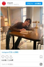 坂口健太郎、“リアコ”感あふれるオフショット　※『35歳の少女』公式インスタグラム