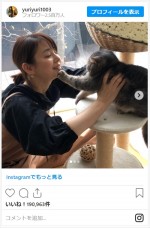 石田ゆり子、猫の福ちゃんとじゃれる姿がかわいい　※「石田ゆり子」インスタグラム