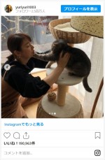 石田ゆり子、猫の福ちゃんとじゃれる姿がかわいい　※「石田ゆり子」インスタグラム