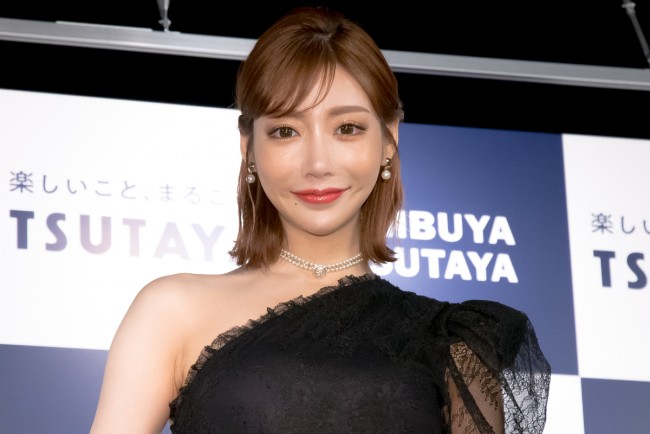 明日花キララ 大人っぽい ロングドレス姿 を披露 クリスマスの予定も告白 年12月13日 写真 特集 レポート クランクイン トレンド