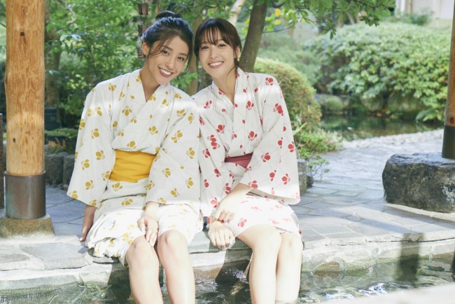 「週刊プレイボーイ」(集英社)52号に登場する岡副麻希と鷲見玲奈.