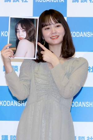 写真集『blow』刊行マスコミ記者会見に登場したNANAMI
