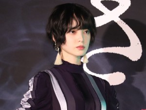 映画『さんかく窓の外側は夜』完成披露試写会に登場した平手友梨奈