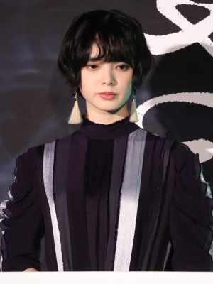 映画『さんかく窓の外側は夜』完成披露試写会に登場した平手友梨奈