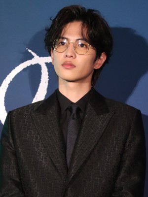 映画『さんかく窓の外側は夜』完成披露試写会に登場した志尊淳