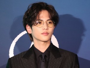 映画『さんかく窓の外側は夜』完成披露試写会に登場した志尊淳