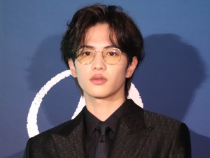 映画『さんかく窓の外側は夜』完成披露試写会に登場した志尊淳