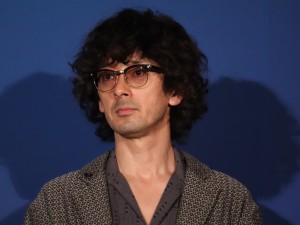 映画『さんかく窓の外側は夜』完成披露試写会に登場した滝藤賢一