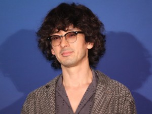 映画『さんかく窓の外側は夜』完成披露試写会に登場した滝藤賢一