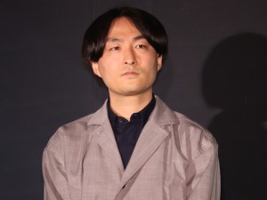 映画『さんかく窓の外側は夜』完成披露試写会に登場した森ガキ侑大監督