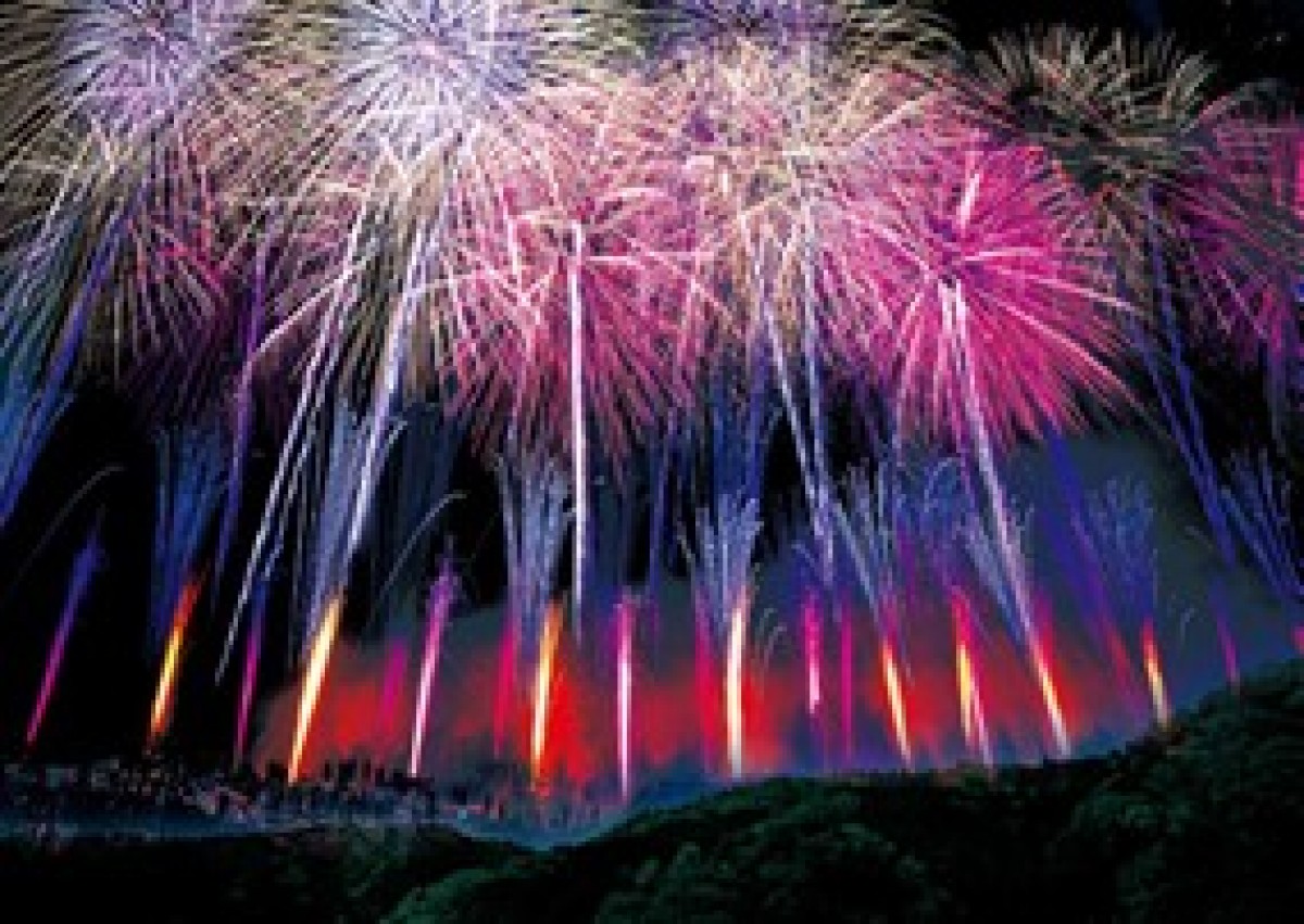 神戸で花火ショー「ネスタ 山花火」開催！　関西No．1のスケールで夜空彩る