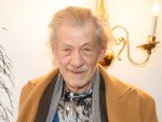 81歳の俳優イアン・マッケラン、コロナワクチンを接種