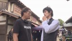 ドキュメンタリー番組『天外者　五代友厚』より、演出について話し合う（左から）田中光敏監督と三浦春馬さん