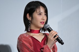 映画『約束のネバーランド』初日舞台あいさつに登場した浜辺美波