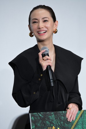 映画『約束のネバーランド』初日舞台あいさつに登場した北川景子
