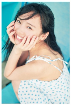 日向坂46・齊藤京子、1st写真集の裏表紙公開！　“キラキラ笑顔”や浴衣姿を披露