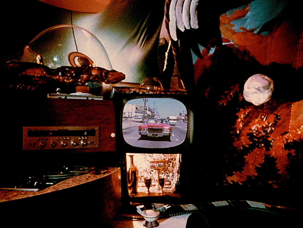 “土星人”の宇宙船内部がすごい！ 『サン・ラーのスペース・イズ・ザ・プレイス』場面カット公開