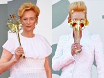 ティルダ・スウィントン、2種類のゴールドに輝く手持ち型マスク（第77回ヴェネチア国際映画祭）