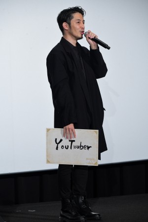 『映画 えんとつ町のプペル』初日舞台あいさつに登場した西野亮廣