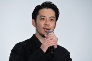 『映画 えんとつ町のプペル』初日舞台あいさつに登場した西野亮廣