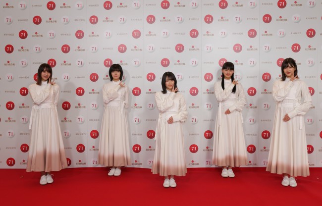 『第71回NHK紅白歌合戦』リハーサル囲み取材で櫻ポーズをする櫻坂46 (左から)小林由依、藤吉夏鈴、森田ひかる、山崎天、渡邉理佐