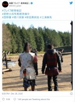 新田真剣佑と三浦春馬さんの後ろ姿　※映画『ブレイブ ‐群青戦記‐』公式ツイッター