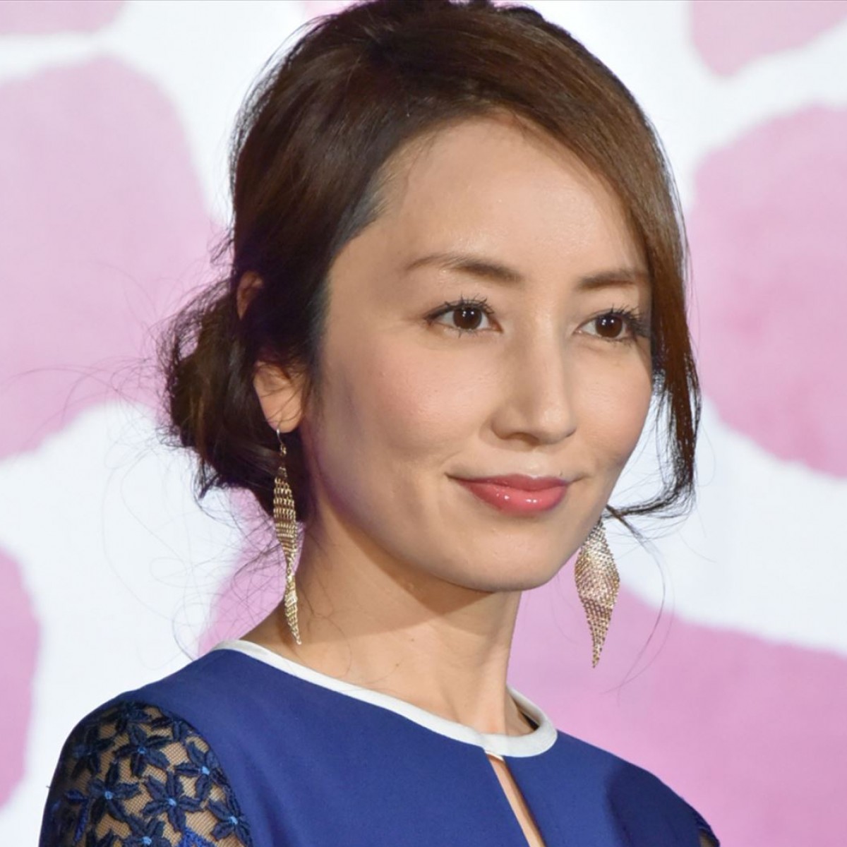 矢田亜希子、すらりとした黒ワンピース姿に「スタイル抜群」「美しい」の声