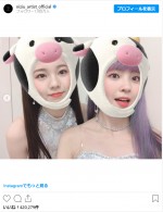 牛のコスプレ姿を披露する女性芸能人　「NiziU」インスタグラム　AYAKAとMAYUKA