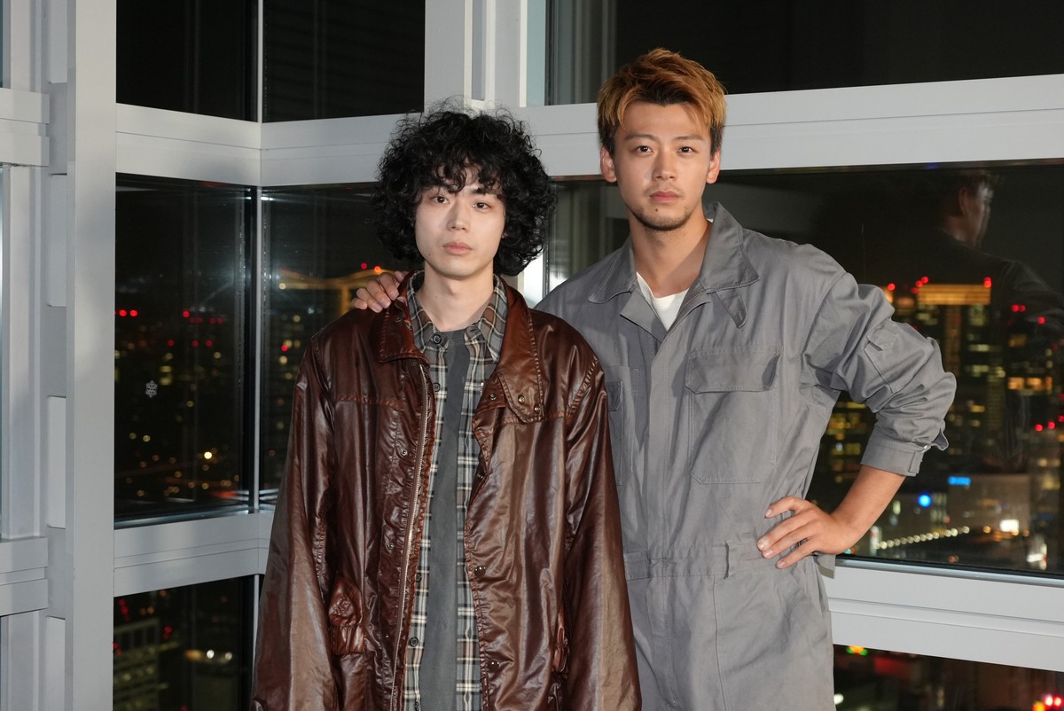 ドラマ『君と世界が終わる日に』(左から)主題歌を担当する菅田将暉、主演の竹内涼真