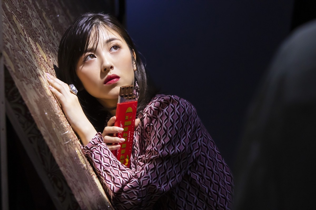 浜辺美波＆吉沢亮が顔を近づける姿も “ニューレトロ”な魅力全開カット公開