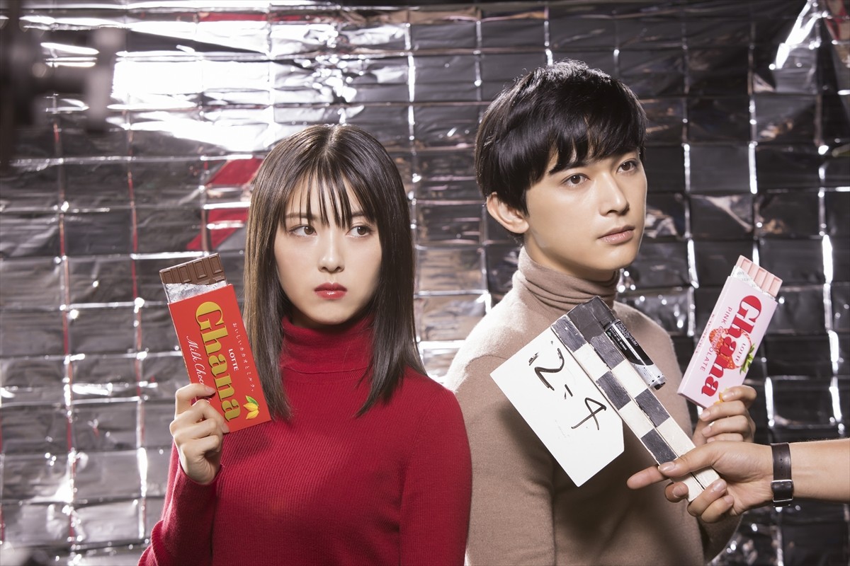 浜辺美波＆吉沢亮が顔を近づける姿も “ニューレトロ”な魅力全開カット公開