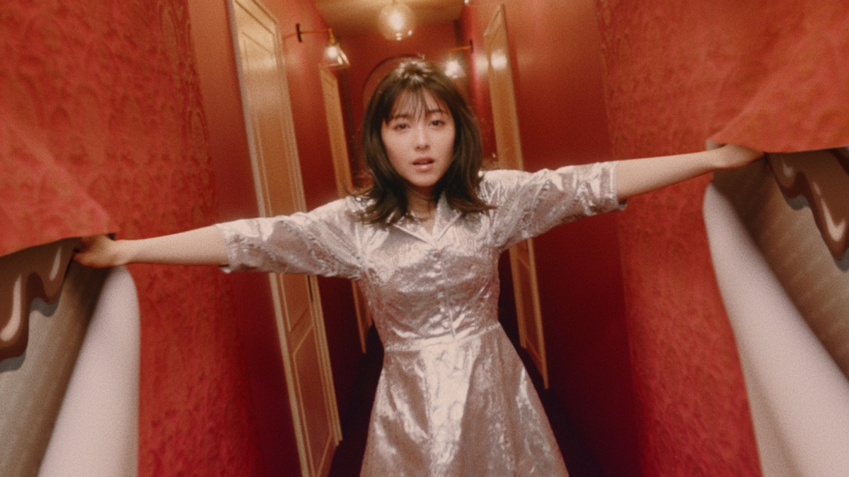 浜辺美波＆吉沢亮が顔を近づける姿も “ニューレトロ”な魅力全開カット公開