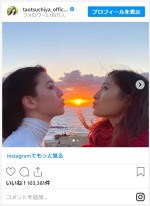 土屋太鳳＆三吉彩花、美しすぎる“チューショット”　※「土屋太鳳」インスタグラム