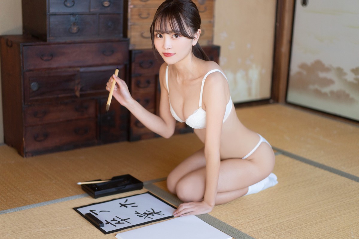 ＃2i2の青木りさ、初ソロ水着グラビア　テーマは「アイドルのお正月」