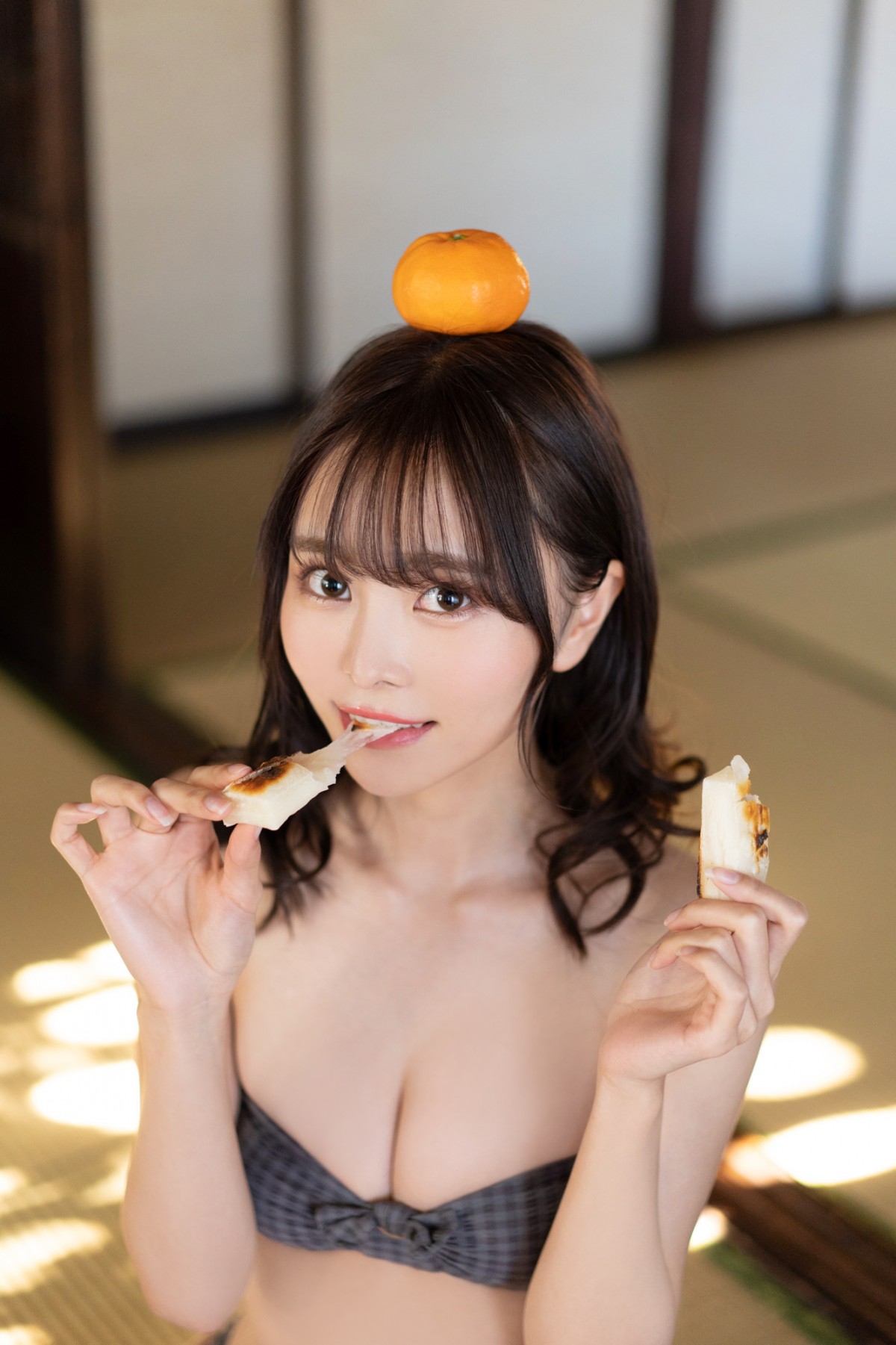 ＃2i2の青木りさ、初ソロ水着グラビア　テーマは「アイドルのお正月」