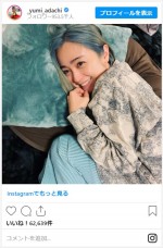 安達祐実、青銀ヘアでクッションに擬態　※「安達祐実」インスタグラム