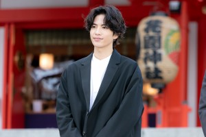 映画『さんかく窓の外側は夜』ヒット祈願イベントに登場した志尊淳