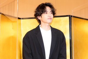 映画『さんかく窓の外側は夜』ヒット祈願イベントに登場した志尊淳