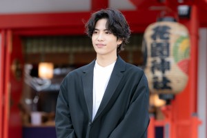 映画『さんかく窓の外側は夜』ヒット祈願イベントに登場した志尊淳