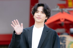 映画『さんかく窓の外側は夜』ヒット祈願イベントに登場した志尊淳